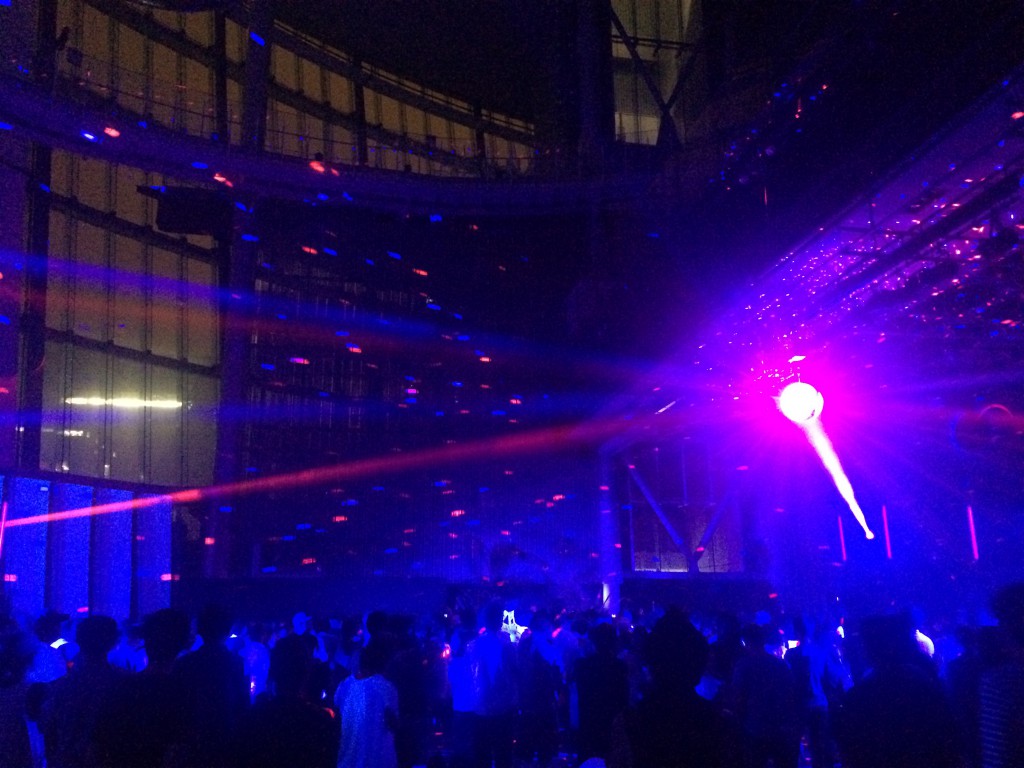 ビョークのDJを後方から