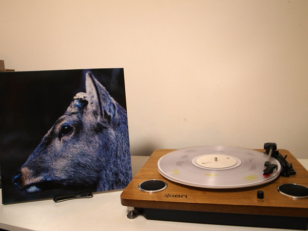 レコード立てでNOW PLAYING